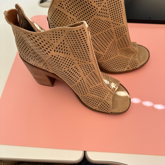 Like New!! Lucky Vacob Suede Perforated booties - Picture 3 of 4